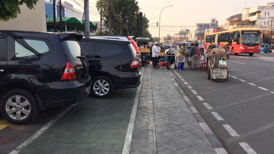 Potret trotoar Jatinegara yang dikuasai PKL dan parkir liar