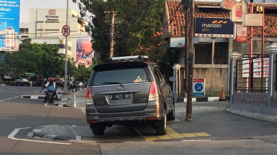 Potret trotoar Jatinegara yang dikuasai PKL dan parkir liar