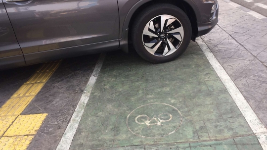 Potret trotoar Jatinegara yang dikuasai PKL dan parkir liar