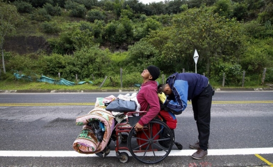 Perjuangan pria Venezuela tempuh 600 km demi pengobatan ayahnya