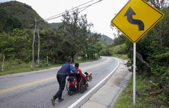 Perjuangan pria Venezuela tempuh 600 km demi pengobatan ayahnya