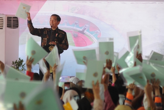 Jokowi bagi-bagi 7.000 sertifikat tanah gratis di Cibinong