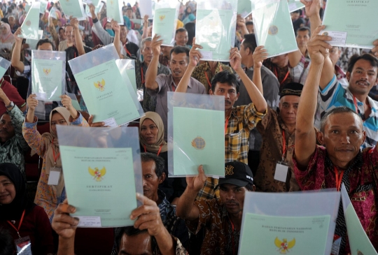 Jokowi bagi-bagi 7.000 sertifikat tanah gratis di Cibinong