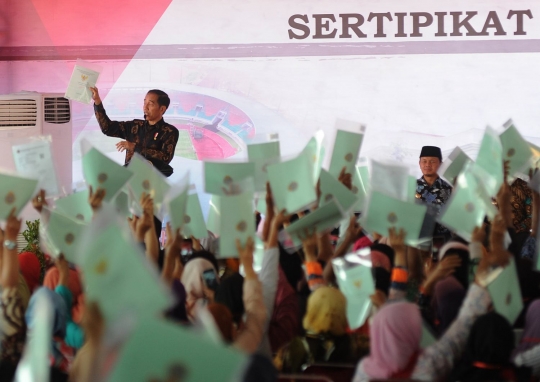 Jokowi bagi-bagi 7.000 sertifikat tanah gratis di Cibinong