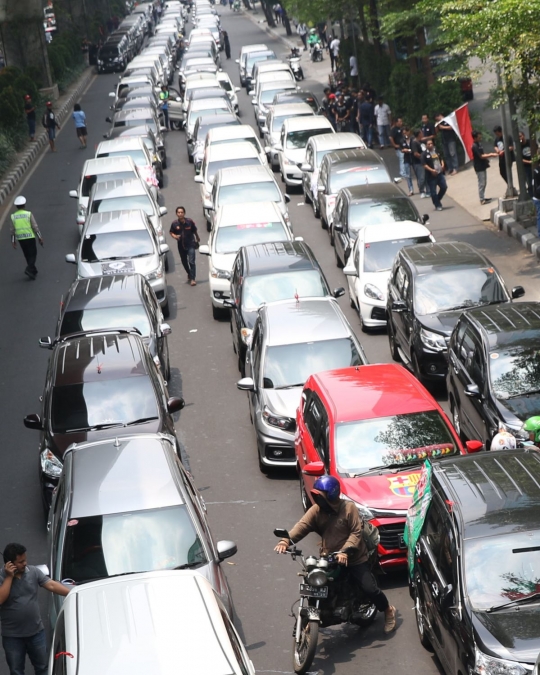 Aksi taksi online tutup sebagian ruas Jalan Iskandarsyah di Blok M