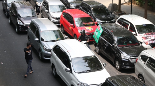 Aksi taksi online tutup sebagian ruas Jalan Iskandarsyah di Blok M