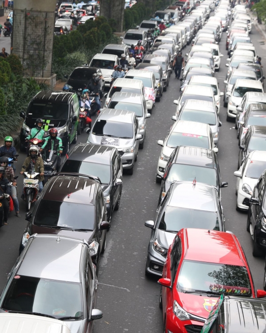 Aksi taksi online tutup sebagian ruas Jalan Iskandarsyah di Blok M