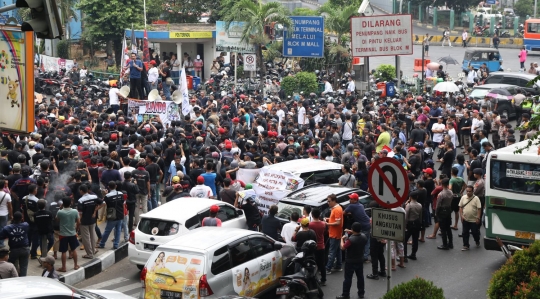 Aksi taksi online tutup sebagian ruas Jalan Iskandarsyah di Blok M