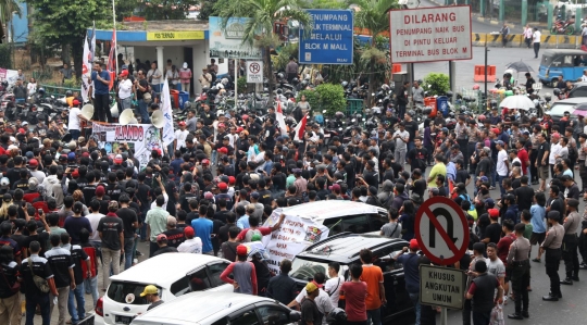 Aksi taksi online tutup sebagian ruas Jalan Iskandarsyah di Blok M