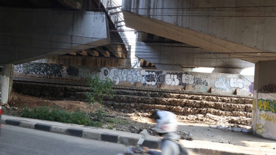 Kolong Flyover Kuningan jadi sasaran aksi vandalisme