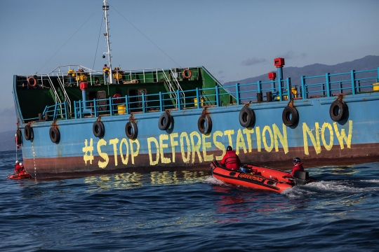 Aksi aktivis Greenpeace duduki kilang minyak sawit di Bitung