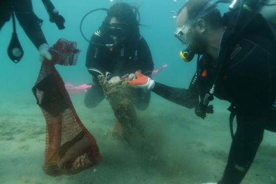 Penampakan aneka sampah di dasar laut Kroasia