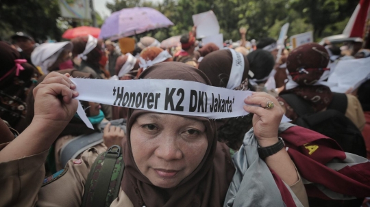 Aksi massa honorer K2 geruduk Balai Kota Jakarta