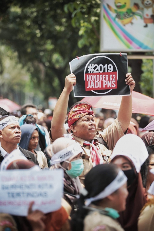 Aksi massa honorer K2 geruduk Balai Kota Jakarta
