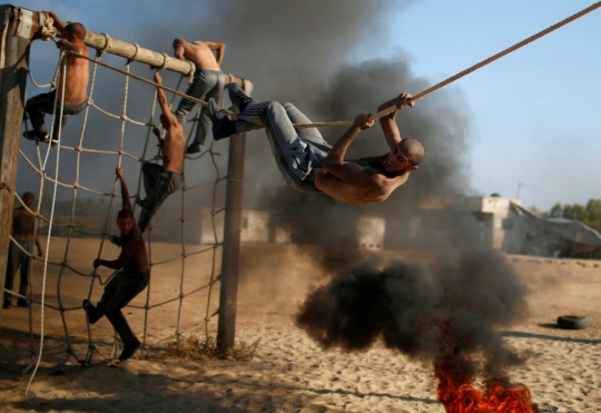 Aksi pemuda Palestina lewati rintangan di sekolah militer Hamas