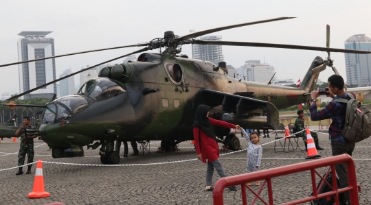 Gaya pengunjung berpose dengan alutsista TNI di Monas