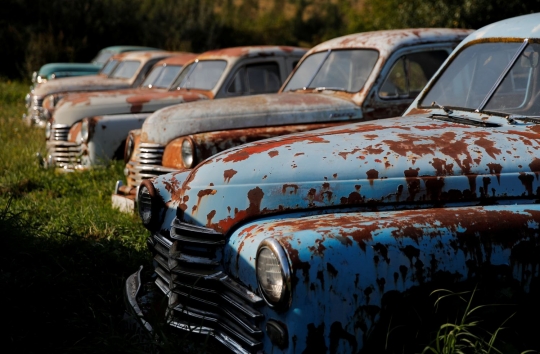 Melihat mobil-mobil retro di museum ruang terbuka