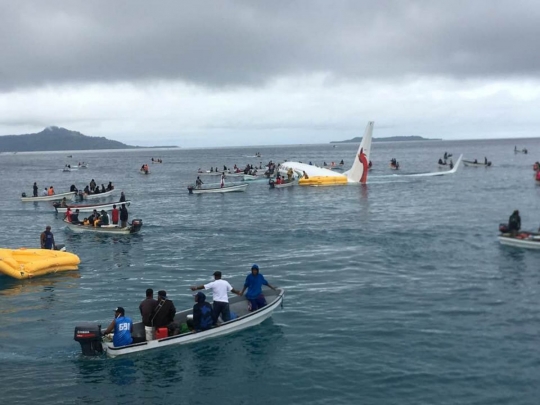 Momen penyelamatan penumpang usai Air Niugini nyebur ke laut