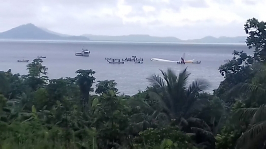 Momen penyelamatan penumpang usai Air Niugini nyebur ke laut