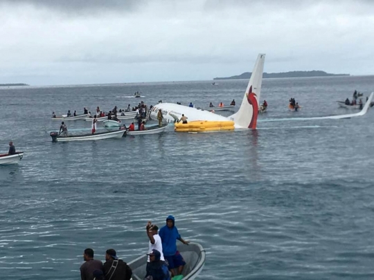 Momen penyelamatan penumpang usai Air Niugini nyebur ke laut