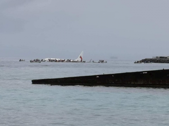 Momen penyelamatan penumpang usai Air Niugini nyebur ke laut