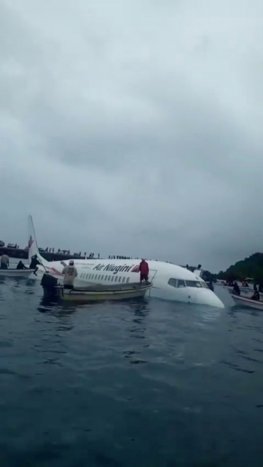 Momen penyelamatan penumpang usai Air Niugini nyebur ke laut