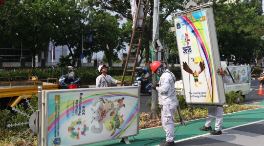 Sambut Asian Para Games 2018, petugas ganti neon box di Jalan Gerbang Pemuda