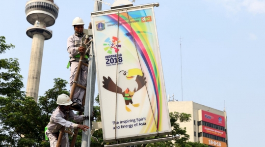Sambut Asian Para Games 2018, petugas ganti neon box di Jalan Gerbang Pemuda