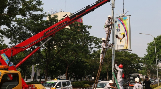 Sambut Asian Para Games 2018, petugas ganti neon box di Jalan Gerbang Pemuda
