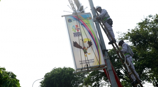 Sambut Asian Para Games 2018, petugas ganti neon box di Jalan Gerbang Pemuda