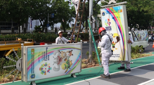 Sambut Asian Para Games 2018, petugas ganti neon box di Jalan Gerbang Pemuda