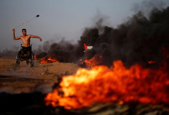 Pria berkursi roda di Gaza ini tak gentar hadapi tentara Israel