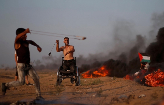 Pria berkursi roda di Gaza ini tak gentar hadapi tentara Israel