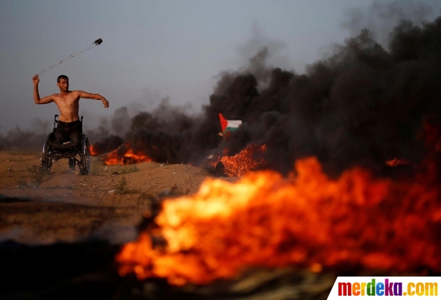 Pria berkursi roda di Gaza ini tak gentar hadapi tentara Israel