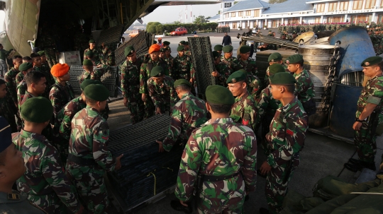 Tangani gempa dan tsunami, pasukan gabungan TNI diterbangkan ke Sulawesi Tengah