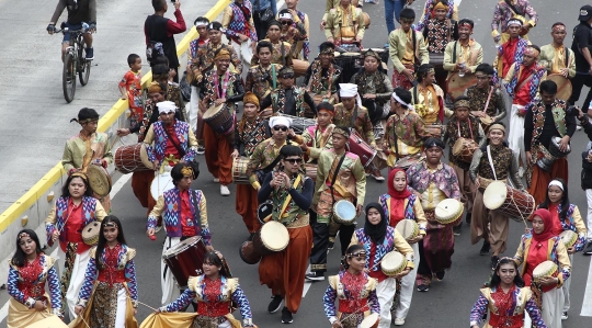 Pakaian adat ramaikan pawai obor Asian Para Games 2018