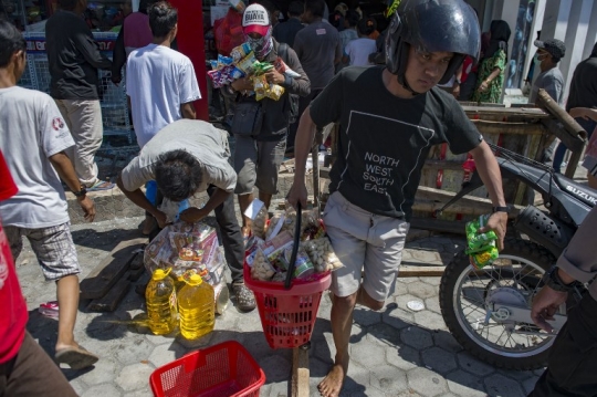 Terdesak kebutuhan, korban gempa Palu ambil barang di mini market