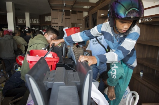 Terdesak kebutuhan, korban gempa Palu ambil barang di mini market