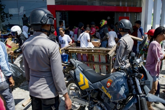 Terdesak kebutuhan, korban gempa Palu ambil barang di mini market