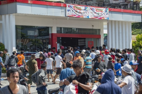 Terdesak kebutuhan, korban gempa Palu ambil barang di mini market