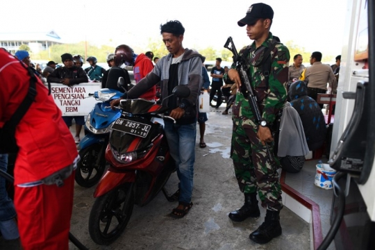 Antisipasi penjarahan, prajurit TNI jaga ketat SPBU di Palu