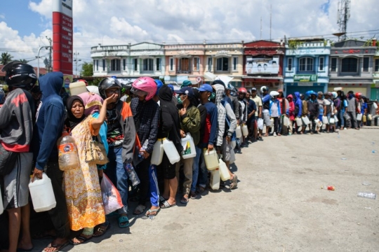 Antisipasi penjarahan, prajurit TNI jaga ketat SPBU di Palu