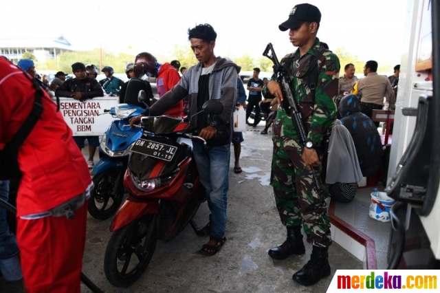 Foto Antisipasi penjarahan, prajurit TNI jaga ketat SPBU di Palu