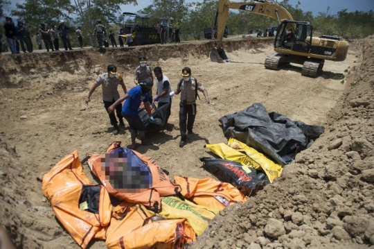 Pemakaman massal korban gempa dan tsunami di Palu