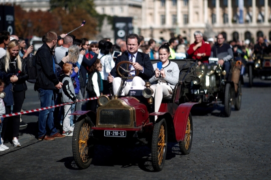 Serunya penggemar mobil klasik ikuti parade Place de la Concorde di Paris