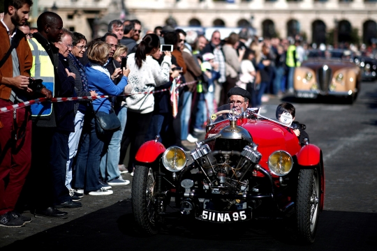 Serunya penggemar mobil klasik ikuti parade Place de la Concorde di Paris