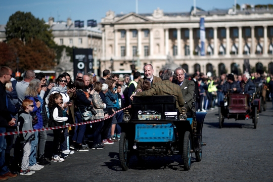 Serunya penggemar mobil klasik ikuti parade Place de la Concorde di Paris