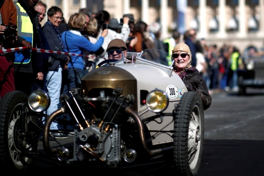 Serunya penggemar mobil klasik ikuti parade Place de la Concorde di Paris