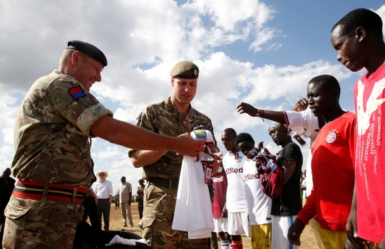 Pangeran William berikan bola sepak kepada anak-anak Kenya