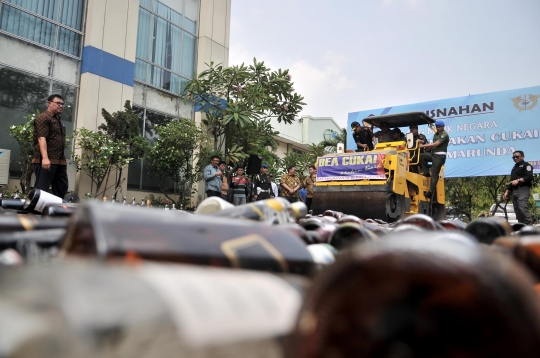 Pemusnahan rokok dan minuman keras ilegal senilai Rp 1,1 miliar